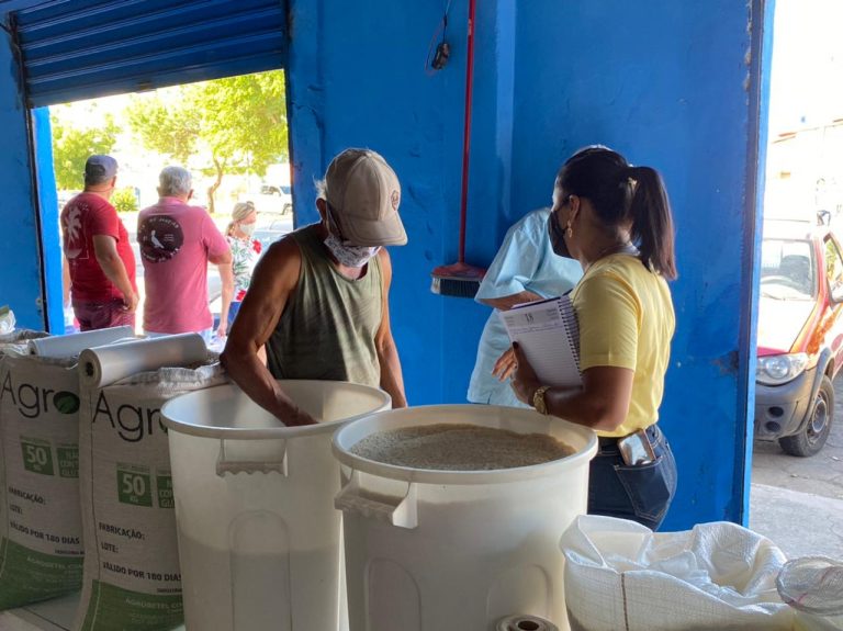 Secretaria de Agricultura visita Mercado Caravelas e orienta feirantes