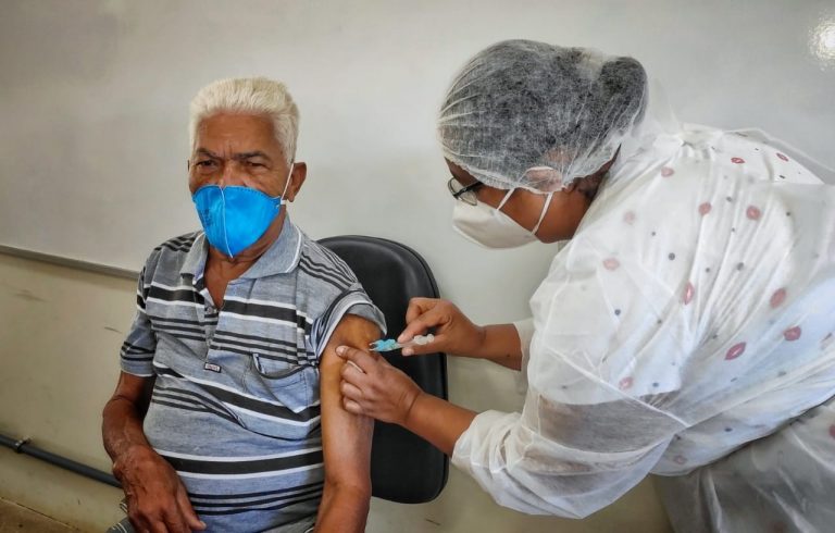 Idosos de 75 anos começam a ser vacinados em Teixeira de Freitas