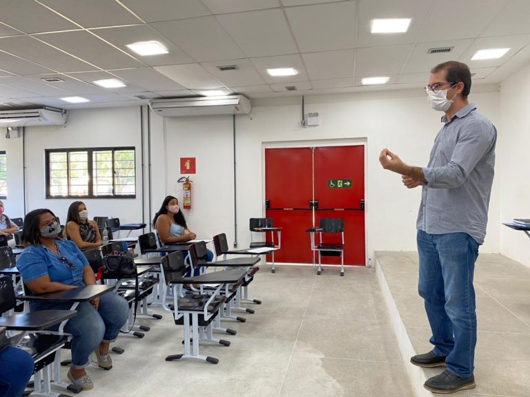 Recepcionistas de postos de Saúde aprovados no Reda tomam posse dos cargos