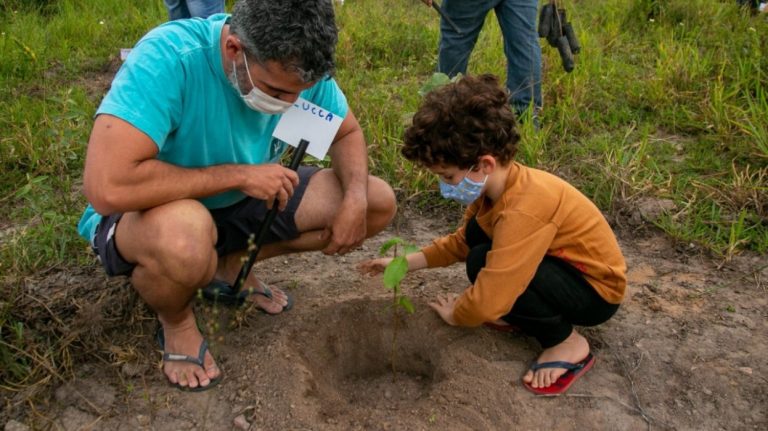 Meio Ambiente: Crianças participam de ação de plantio de árvores na APP no Bairro Portal Sul