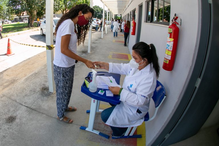 Drive para trabalhadores de diversas categorias acontecem nesta quinta-feira, 10; UBS vacinam 54 anos ou mais