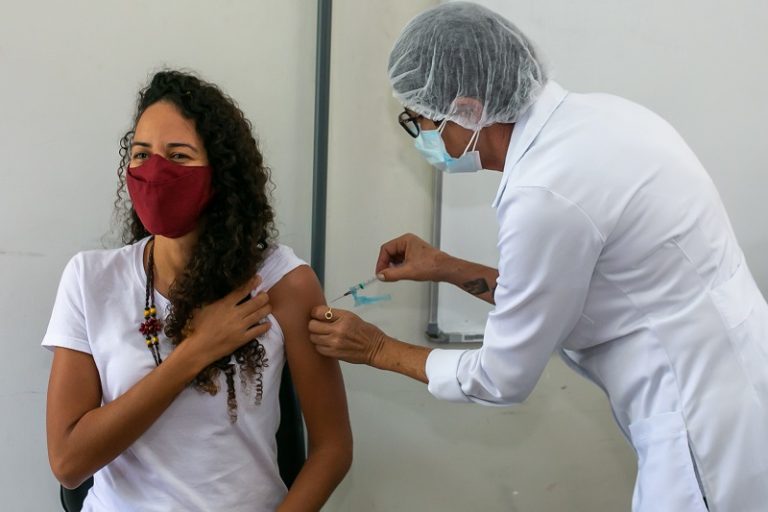 Emoção marca vacinação de trabalhadores da Educação e Rodoviários em Teixeira de Freitas