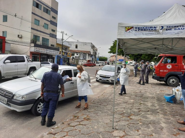 Barreira sanitária é realizada no Centro nesta quinta-feira (24) e máscaras são entregues durante ação