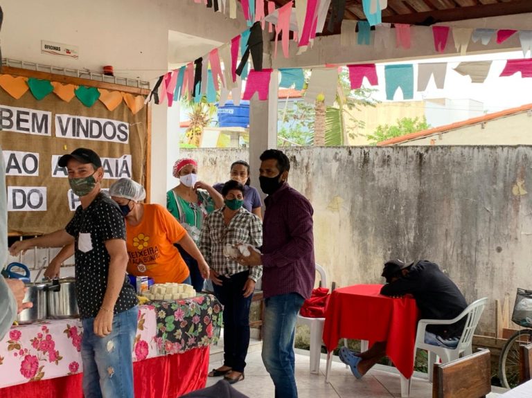 Comidas típicas juninas são oferecidas aos assistidos do Centro Pop