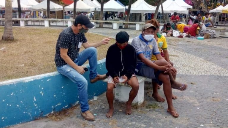 Secretaria Municipal de Assistência Social informa sobre situação dos indígenas na Praça da Bíblia