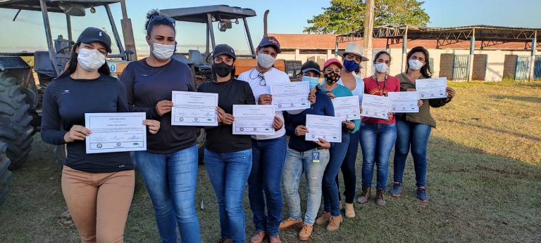 Equipe técnica da Secretaria de Agricultura participa de curso de máquinas agrícolas