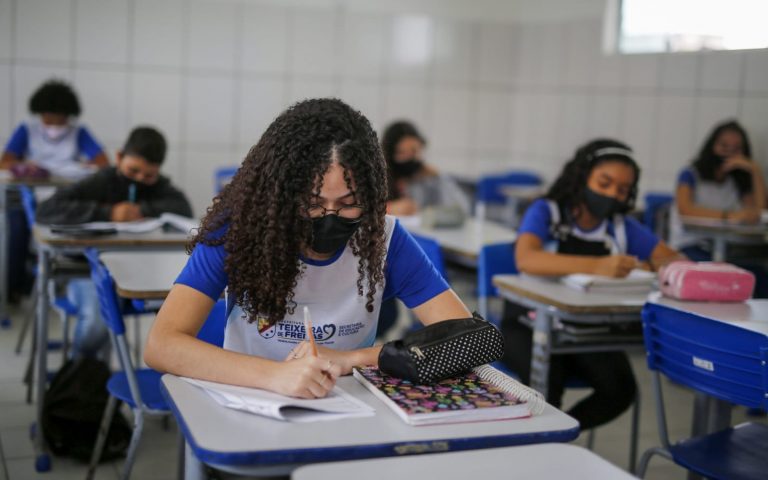 Rede Municipal de Teixeira de Freitas inicia retorno gradual das aulas presenciais cumprindo protocolo de segurança