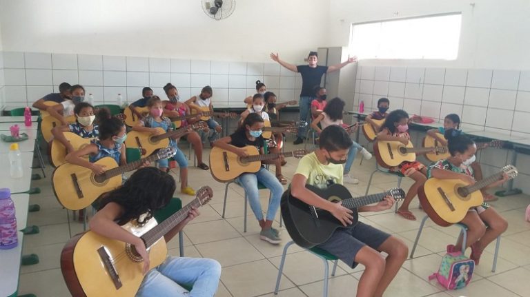 Alunos da Escola Municipal Genivaldo Bispo de Oliveira tem aulas de violão através de parceria com Departamento de Cultura