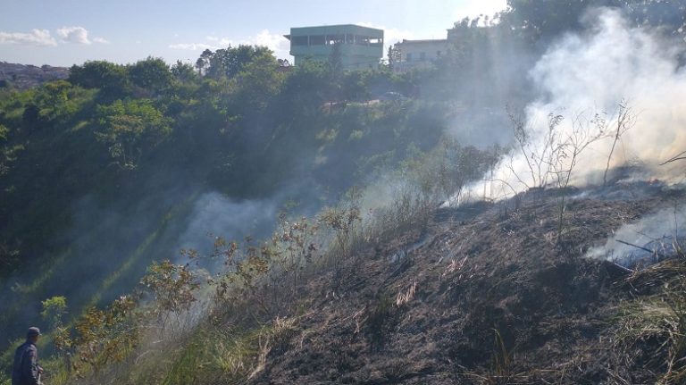 Secretaria de Meio Ambiente alerta para riscos de incêndio e agradece Bombeiros pelo combate ao fogo na Biquinha