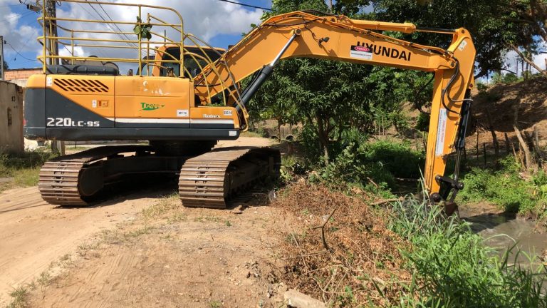 Prefeitura inicia limpeza dos córregos na Rua Beira Rio