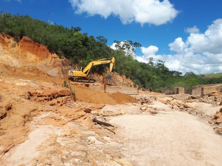 Prefeitura de Teixeira de Freitas atua na recuperação da ponte da comunidade Piatã