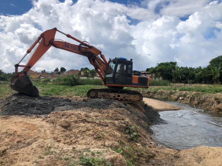 Limpeza do córrego do bairro Redenção é iniciado pela Prefeitura