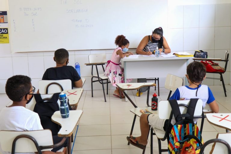 Rede municipal de ensino retornou com aulas presenciais nesta terça, 15