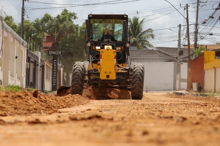 Bairro Novo Horizonte recebe preparo para pavimentação