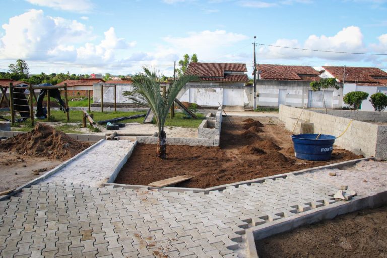 Equipes da Secretaria de Meio Ambiente prosseguem nas obras da Praça do bairro Beira Rio