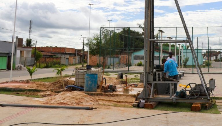 Prefeitura realiza perfuração de poço artesiano para conclusão de banheiro e construção de chafariz no bairro Tancredo Neves