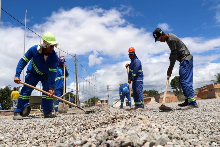 Prefeitura dá continuidade à construção do Campo Society na Praça do Liberdade 2