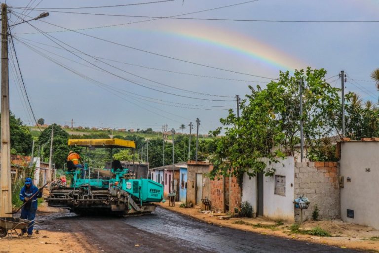 Prefeitura prossegue com obras de pavimentação no bairro Caminho do Mar; veja as ruas!