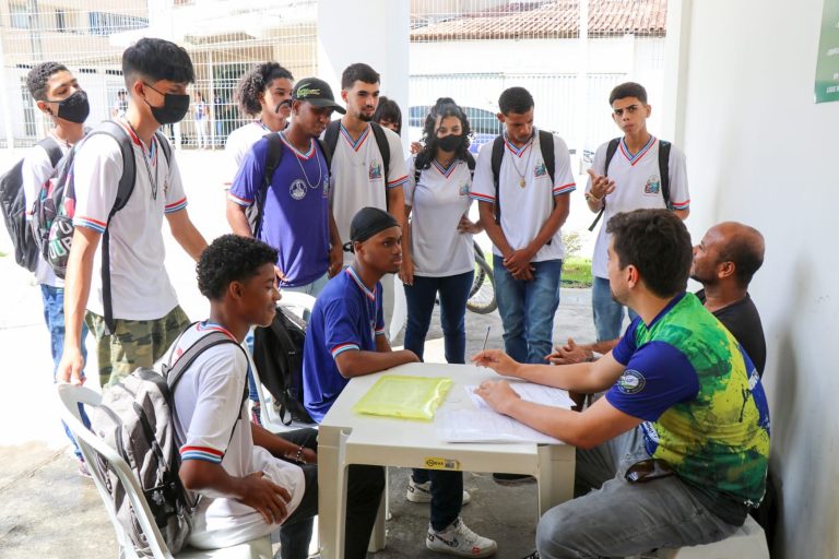 Prefeitura promove aulas de vôlei, futsal, basquete e handebol para crianças e adolescentes; saiba como participar