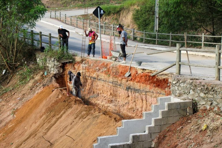 Prefeitura realiza obras de recuperação de encosta e calçada da ladeira da Avenida Padre Anchieta