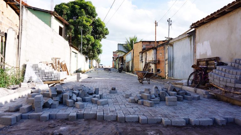 Prefeitura Municipal realiza pavimentação em Travessa no bairro Jerusalém