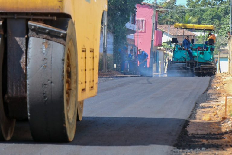 Prefeitura realiza pavimentação em ruas do bairro Liberdade; saiba quais