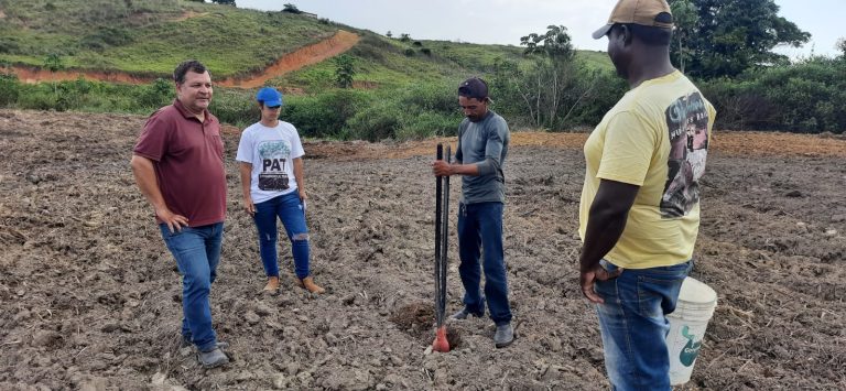 Prefeitura realiza visita técnica em cinco propriedades do distrito de Jardim Novo para coleta de amostras de solo