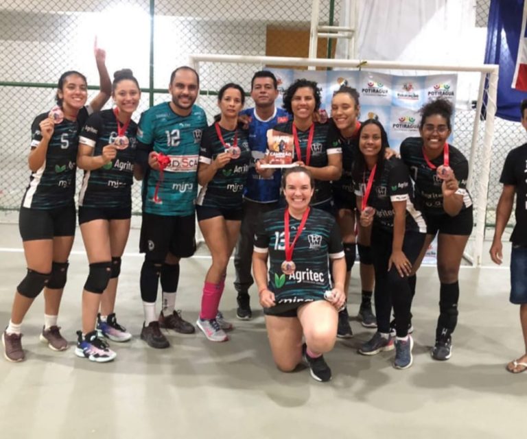 Seleções de vôlei de Teixeira de Freitas são campeãs em campeonato em Potiraguá