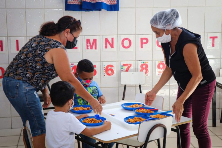 Prefeitura oferta variedade de merenda escolar e promove visitas de nutricionistas nas instituições de ensino