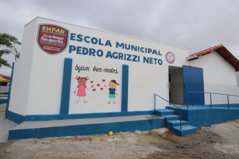 Entrega de reforma da Escola Municipal Pedro Agrizzi Neto contou com homenagens e discursos neste sábado, 04