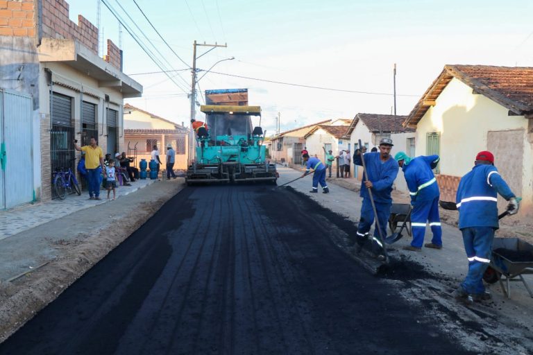 INVESTIMENTO: Prefeitura realiza drenagem e pavimentação no distrito de Santo Antônio