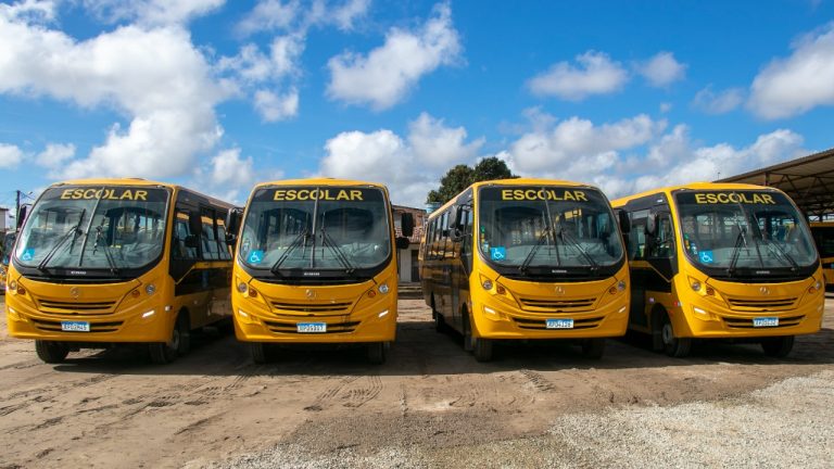 Ônibus escolares? Temos! Prefeitura realiza entrega de transporte escolar nesta quarta, 13; veja como foi