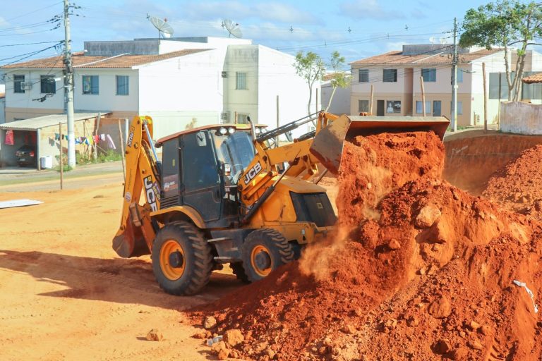 Prefeitura pavimenta terreno que receberá a UBS do residencial Santos Guimarães