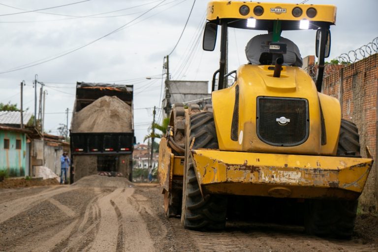 Prefeitura realiza terraplanagem em rua do bairro Colina Verde