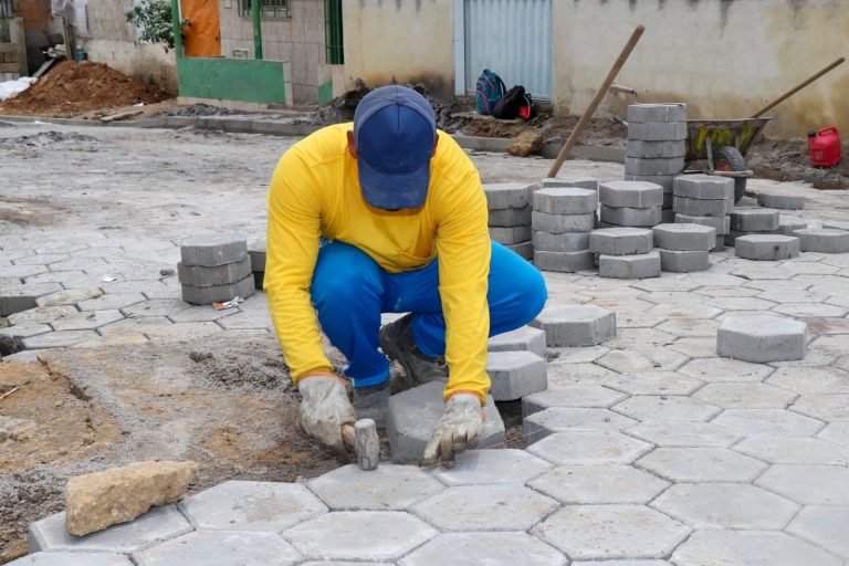  Prefeitura implementa pavimentação em distrito de Teixeira de Freitas