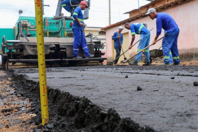 Pavimentação continua no bairro Colina Verde; veja fotos