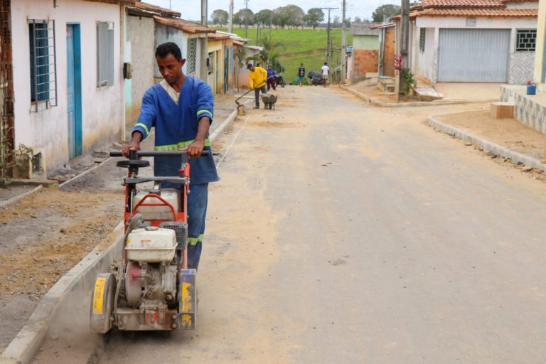 Prefeitura realiza padronização de calçadas em comunidade teixeirense