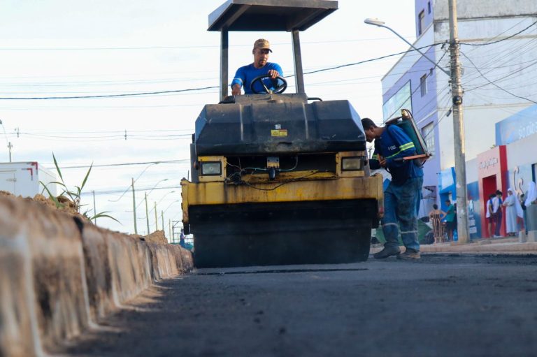 Prefeitura realiza pavimentação no entorno da Praça Joana Angélica; confira detalhes