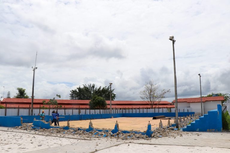 Prefeitura prossegue com obras em escola da rede pública de Teixeira de Freitas