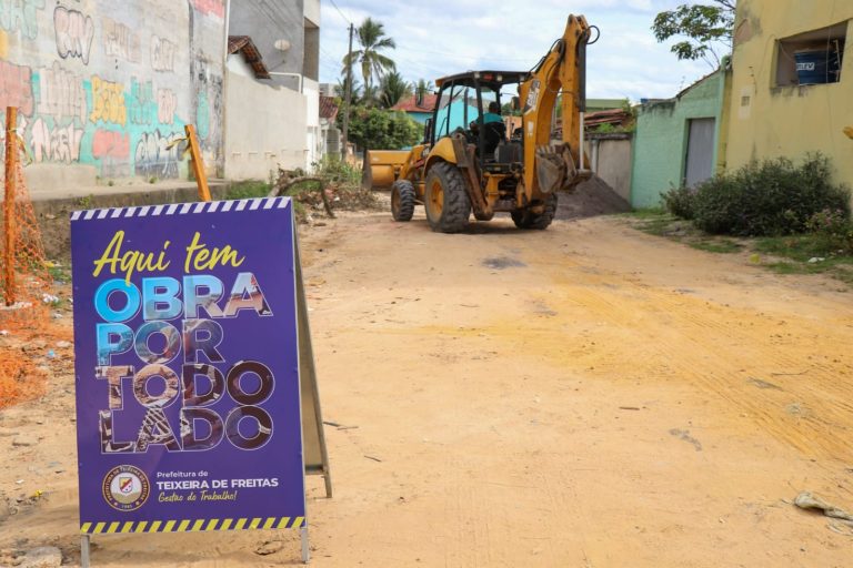 Prefeitura implementa rede de drenagem em rua de Teixeira de Freitas