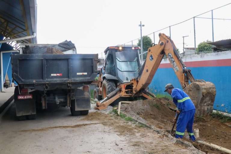 Prefeitura prossegue com obras em instituição de ensino teixeirense