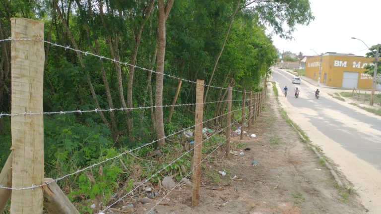 Prefeitura realiza cercamento em Áreas de Preservação Permanente em Teixeira de Freitas