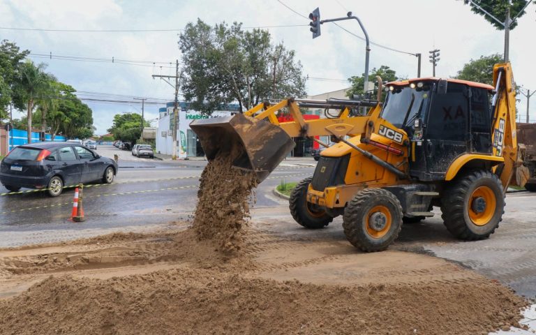 Prefeitura realiza manutenção de avenida teixeirense