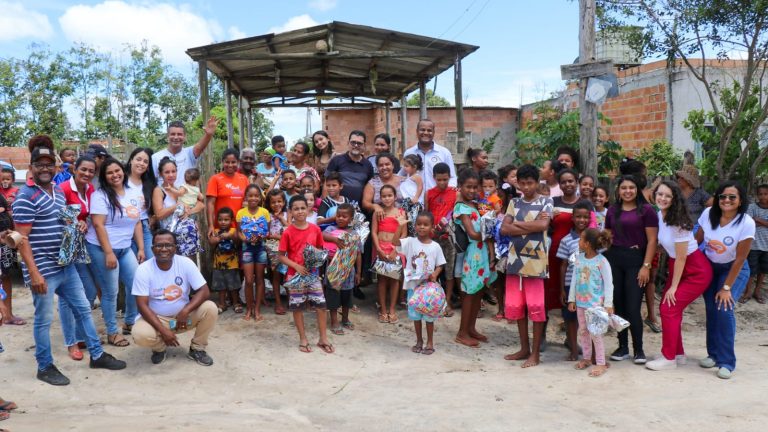 Natal Solidário: Secretaria de Saúde presenteia crianças de comunidade teixeirense; veja fotos