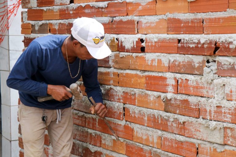 Prefeitura atua na construção de refeitório em instituição de ensino teixeirense; confira