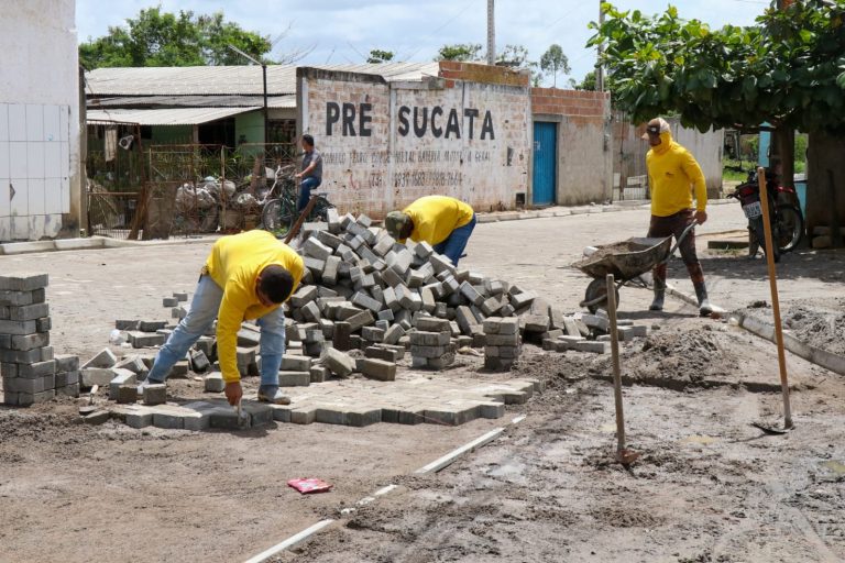 Prefeitura realiza pavimentação de rua teixeirense