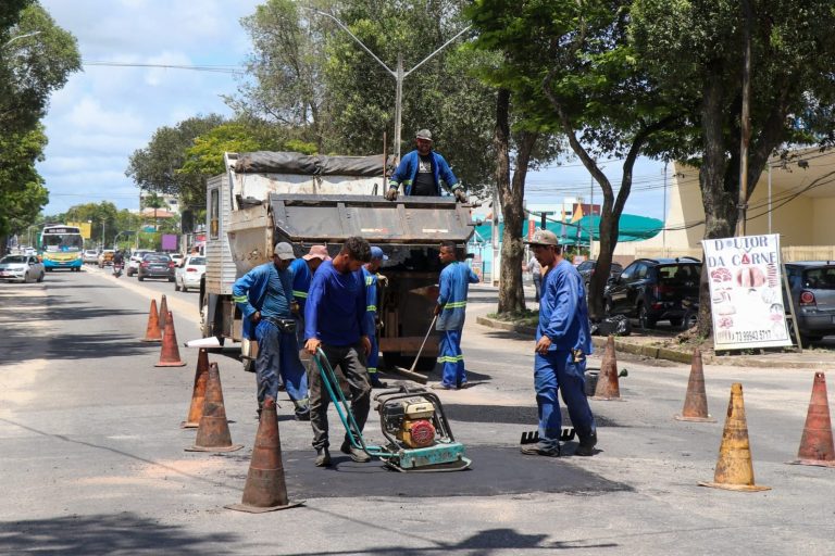 Equipes prosseguem com a Operação Tapa-Buraco em vias públicas de Teixeira de Freitas