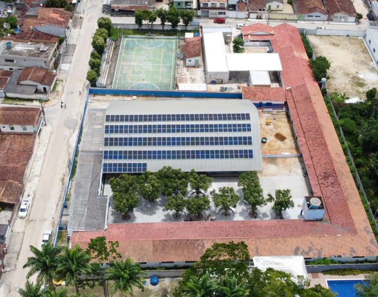 Painéis solares são instalados em escolas municipais de Teixeira de Freitas; entenda