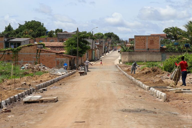 Prefeitura realiza processo de pavimentação em rua teixeirense; saiba mais