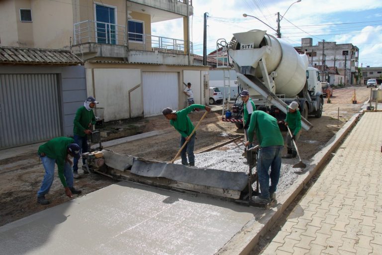 Pavimentação em ruas do bairro Jardim Caraípe continua; veja fotos